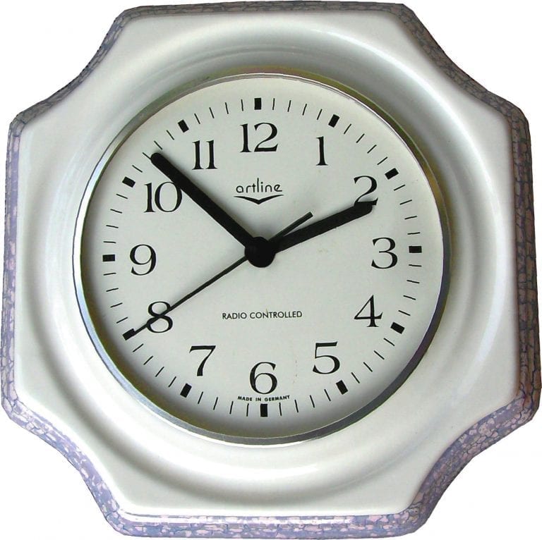 Keramik Küchenuhr „Morning Glory“ Blaurand handgemalt Funkuhr – Evit